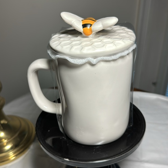 Rae Dunn Busy Bee mug with bee topper - Picture 4 of 6